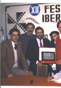 Miembros de Asecn: R. Utrera, JF Delgado, F. Casado, C. Jimnez, A. 
	Prez, E. Colmena, JM Marchante en el XII Festival Iberoamericano 
	de Huelva (1986). Entrega del premio al cineasta argentino Ral de 	la Torre.